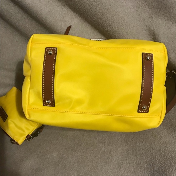 EUC Dooney & Bourke Nylon Hobo Yellow shoulder tote with matching pouch - Picture 2 of 6